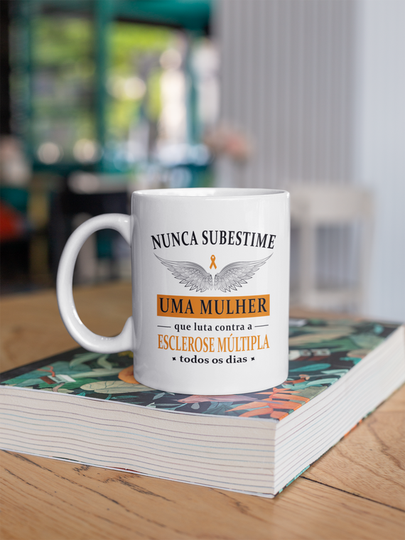 Nunca subestime uma mulher -- Caneca Simples