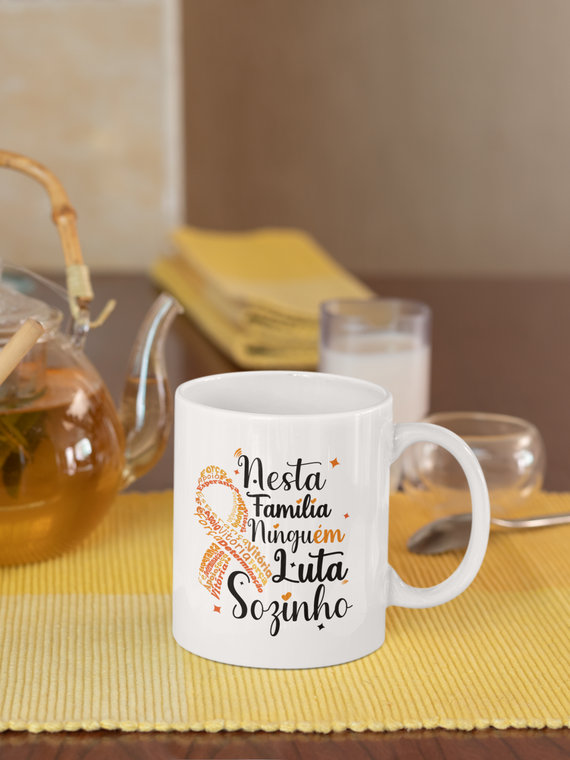 Nesta família ninguém luta sozinho -- V1 Caneca Simples