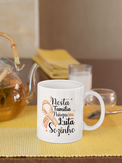 Nome do produtoNesta família ninguém luta sozinho -- V1 Caneca Simples