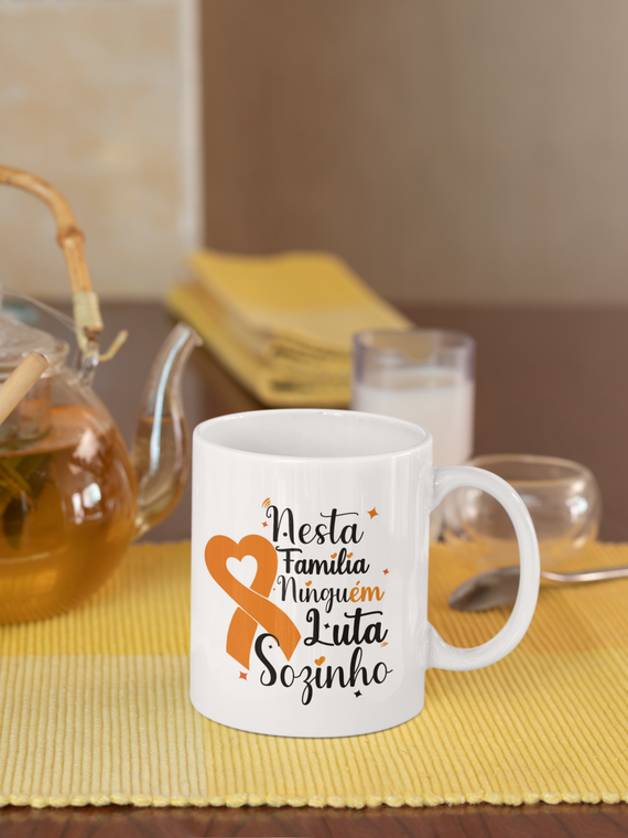 Nesta família ninguém luta sozinho -- V2 Caneca Simples