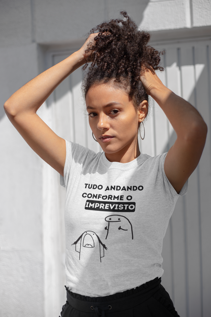 Nome do produto: Tudo andando conforme o imprevisto -- Baby Look Branca