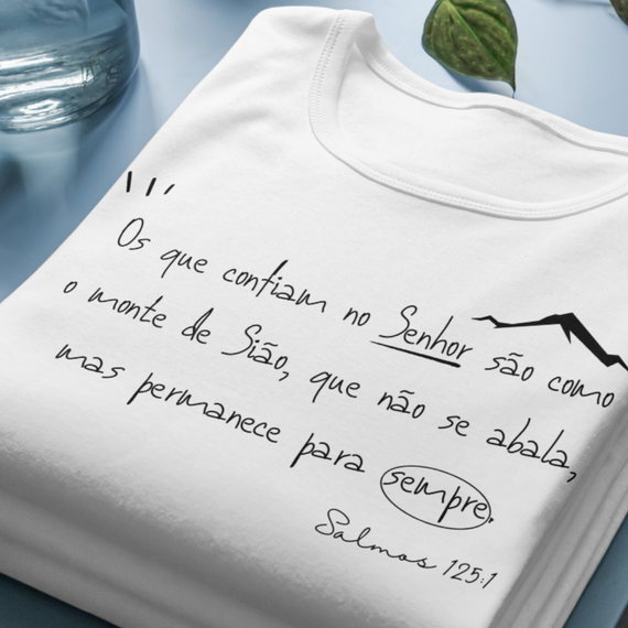 Camiseta Versículo - Salmos 125:1 - Montes de Sião - Estampa Preto