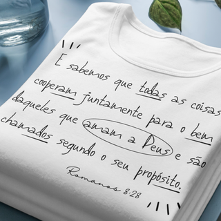 Camiseta Versículo - Romanos 8:28 - Tudo Coopera para o bem - Estampa Preta