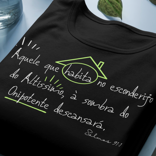 Camiseta Versículo - Salmos 91 - Aquele que habita - Estampa Branca