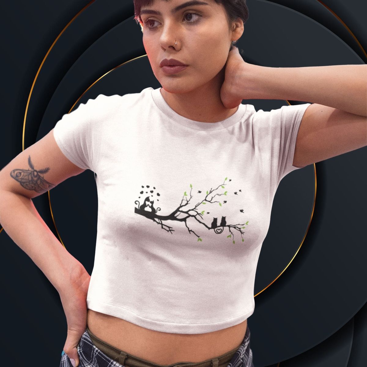 Nome do produto: Camiseta Feminina Cropped Gatos Apaixonados