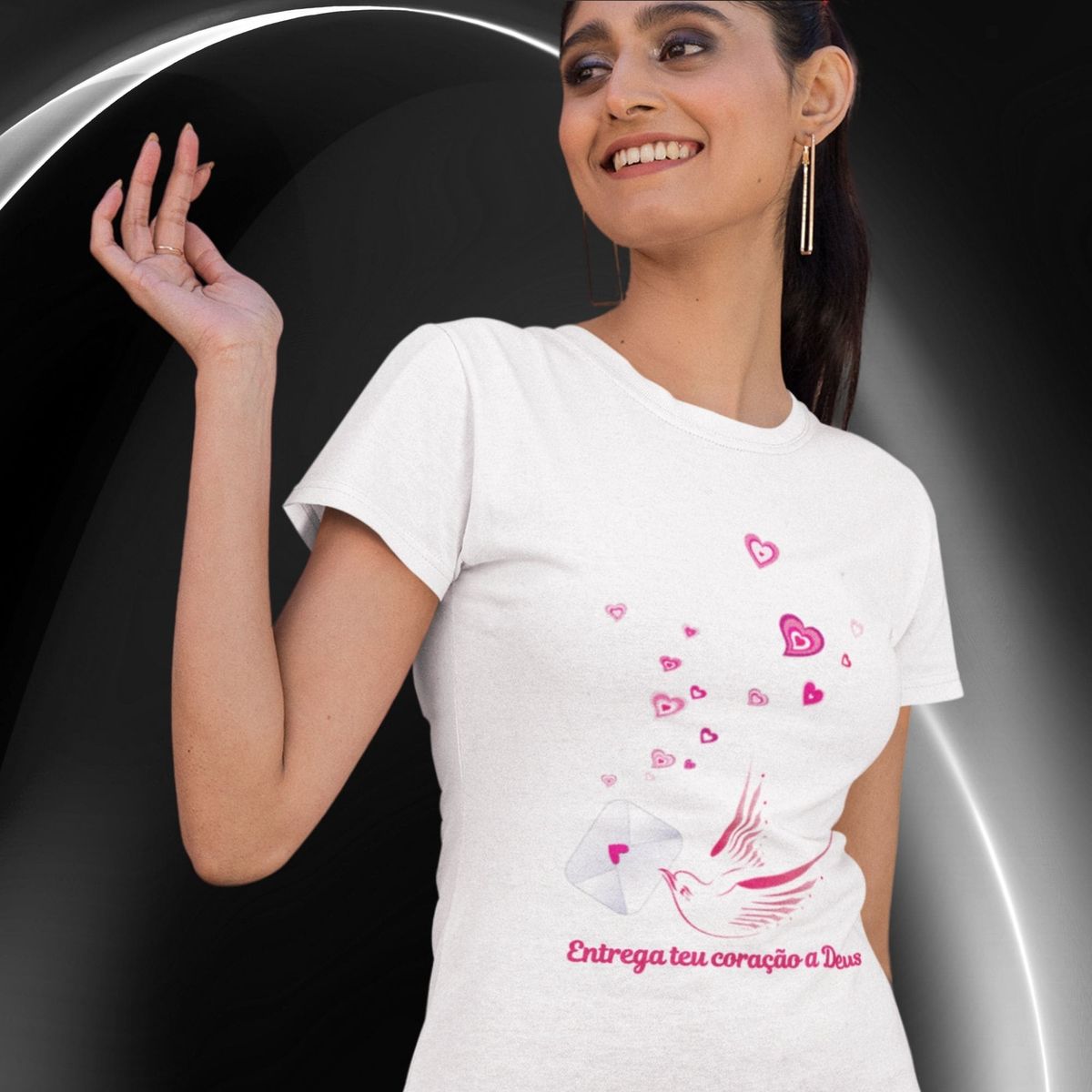 Nome do produto: Camiseta Feminina Baby Long Entrega Teu Coração A Deus