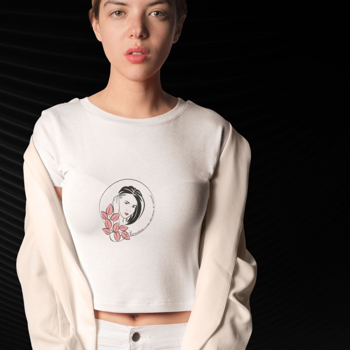 Nome do produto: Camiseta Feminina Cropped A Feminilidade É Uma Obra Prima Da Natureza