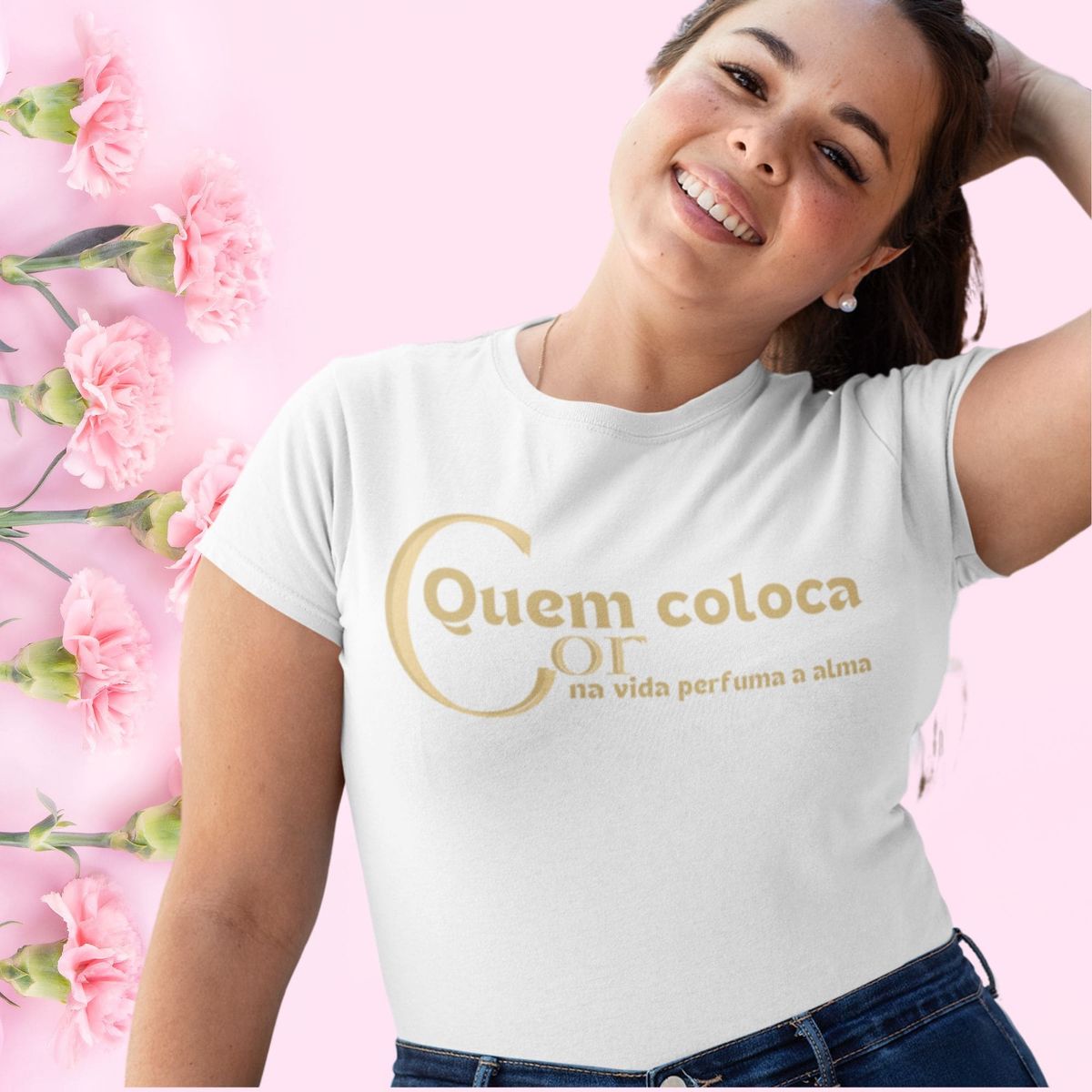 Nome do produto: Camiseta Feminina Plus Size Quem Coloca Cor Na Vida Perfuma A Alma