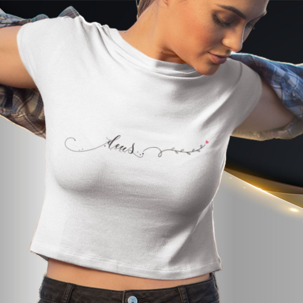 Nome do produto: Camiseta Feminina Cropped Deus