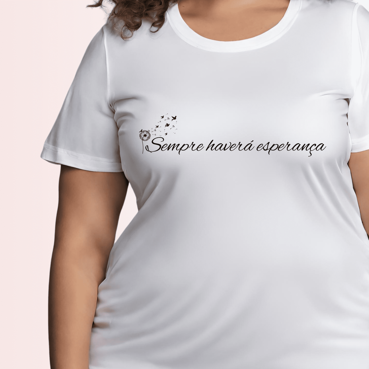 Nome do produto: Camiseta Feminina Plus Size Sempre Haverá Esperança