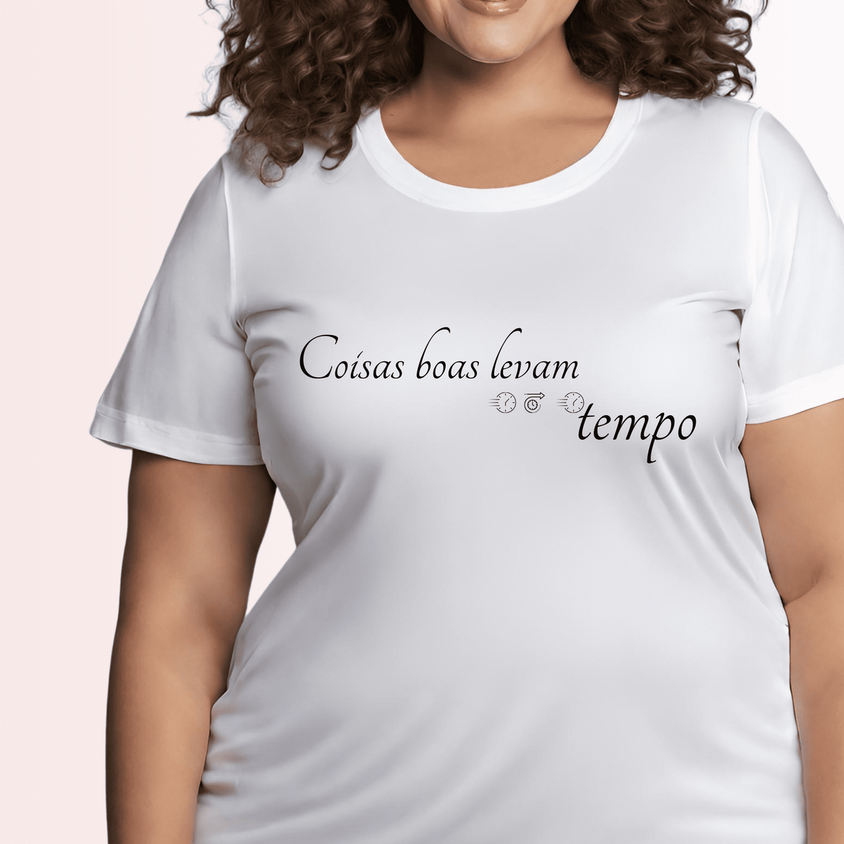 Nome do produto: Camiseta Feminina Plus Size Coisas Boas Levam Tempo