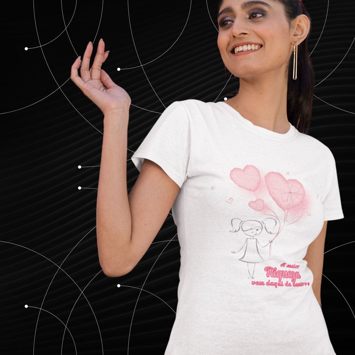 Nome do produto: Camiseta Feminina Baby Long Riqueza Que Vem Do Coração