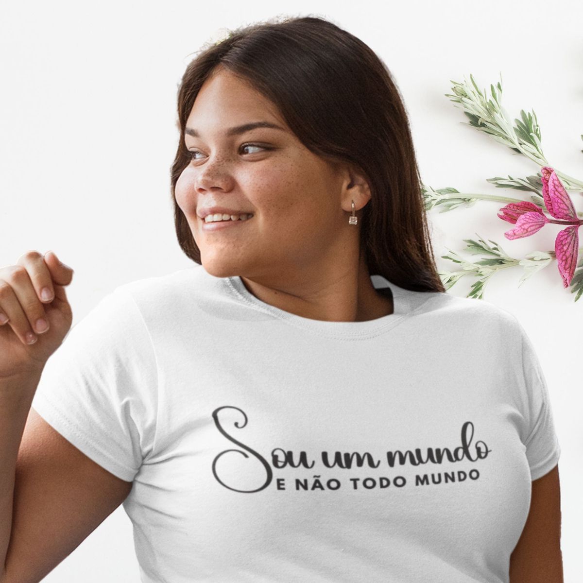 Nome do produto: Camiseta Feminina Plus Size Sou Um Mundo E Não Todo Mundo