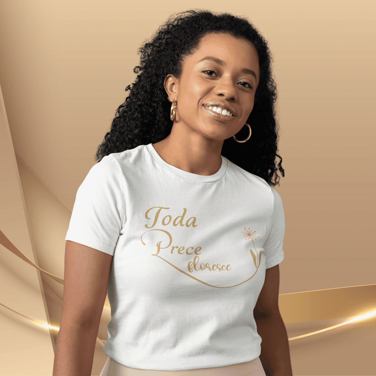 Nome do produto: Camiseta Feminina T-shirt Toda Prece Floresce