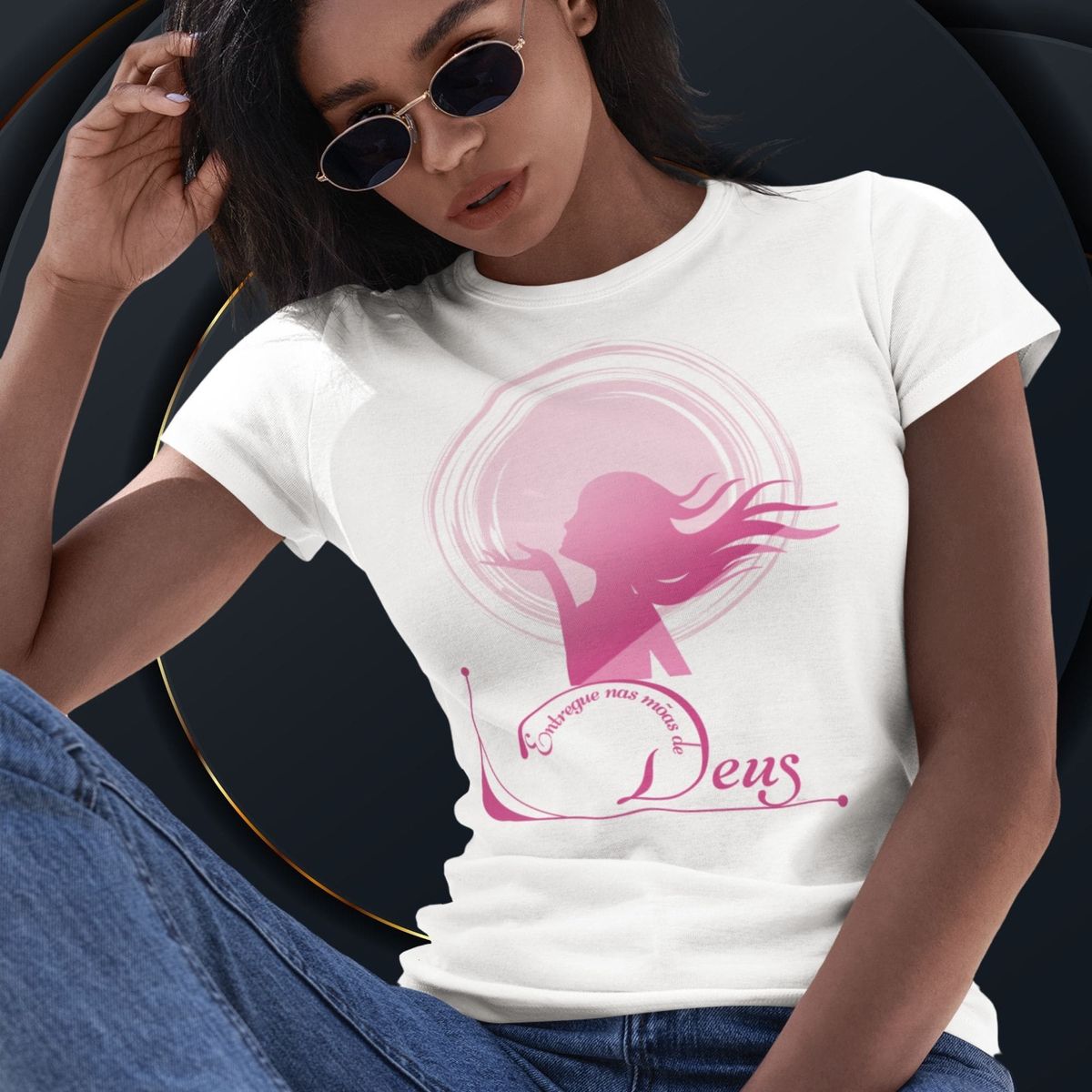 Nome do produto: Camiseta Feminina Baby Long Entregue Nas Mãos De Deus