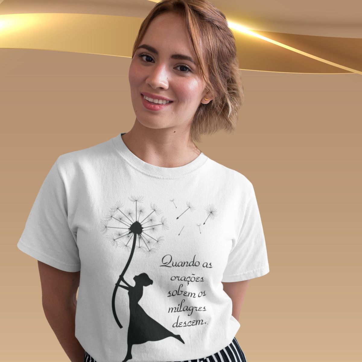 Nome do produto: Camiseta Feminina T-shirt Quando As Orações Sobem Os MIlagres Descem
