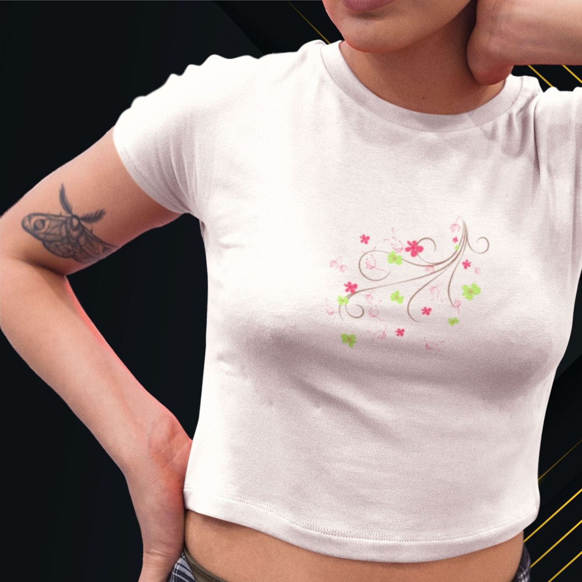 Nome do produto: Camiseta Feminina Cropped Flores