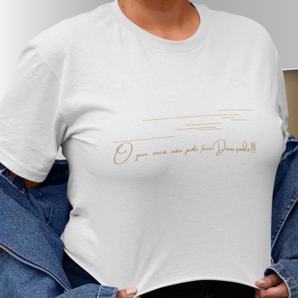 Nome do produto: Camiseta Feminina Cropped O Que Você Não Pode Fazer Deus Pode