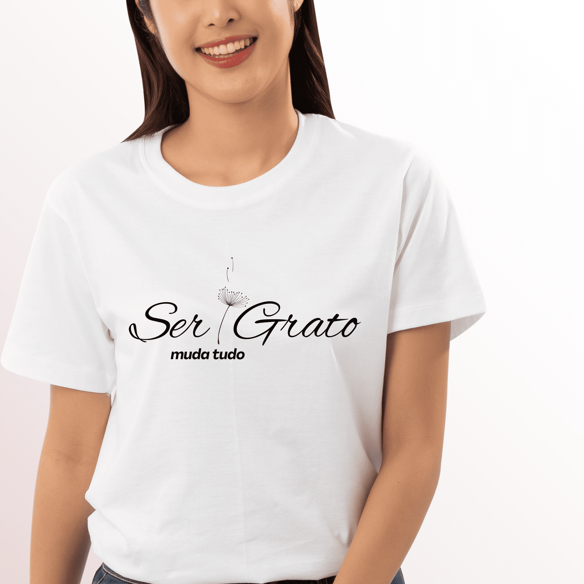 Nome do produto: Camiseta Feminina T-shirt Ser Grata Muda Tudo