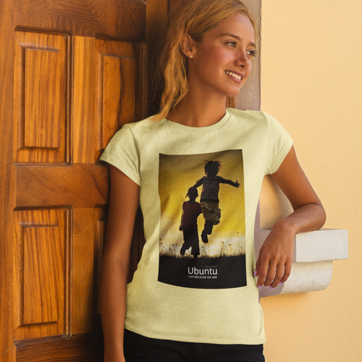 Nome do produto: Camiseta Feminina Estonada - Ubuntu Yellow Jump