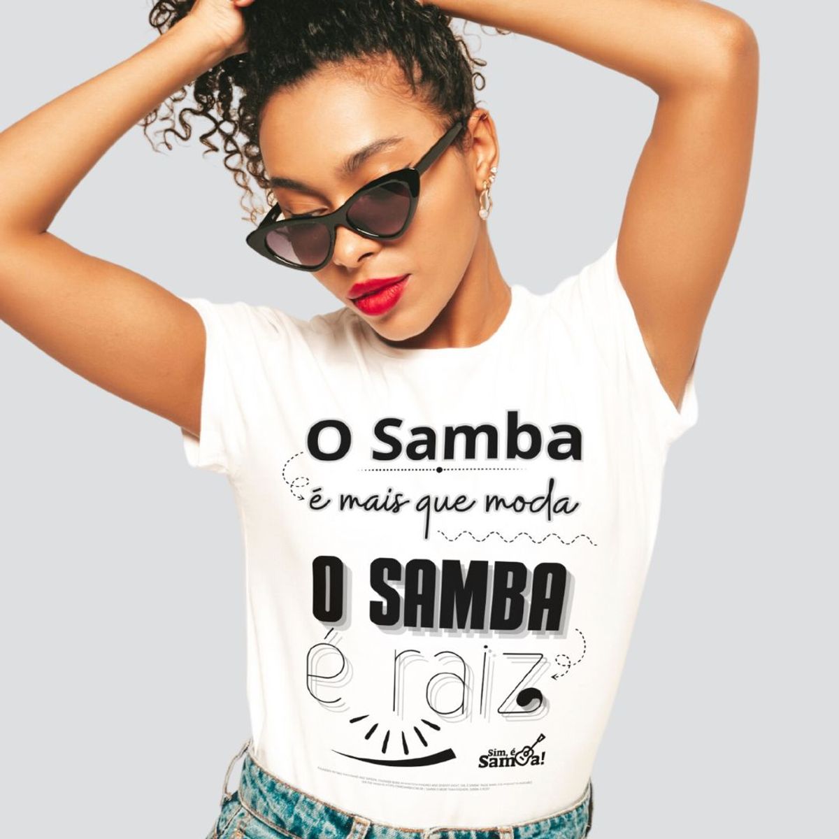 Nome do produto: Camiseta Baby Long Feminina - O Samba é Mais que Moda o Samba é Raiz