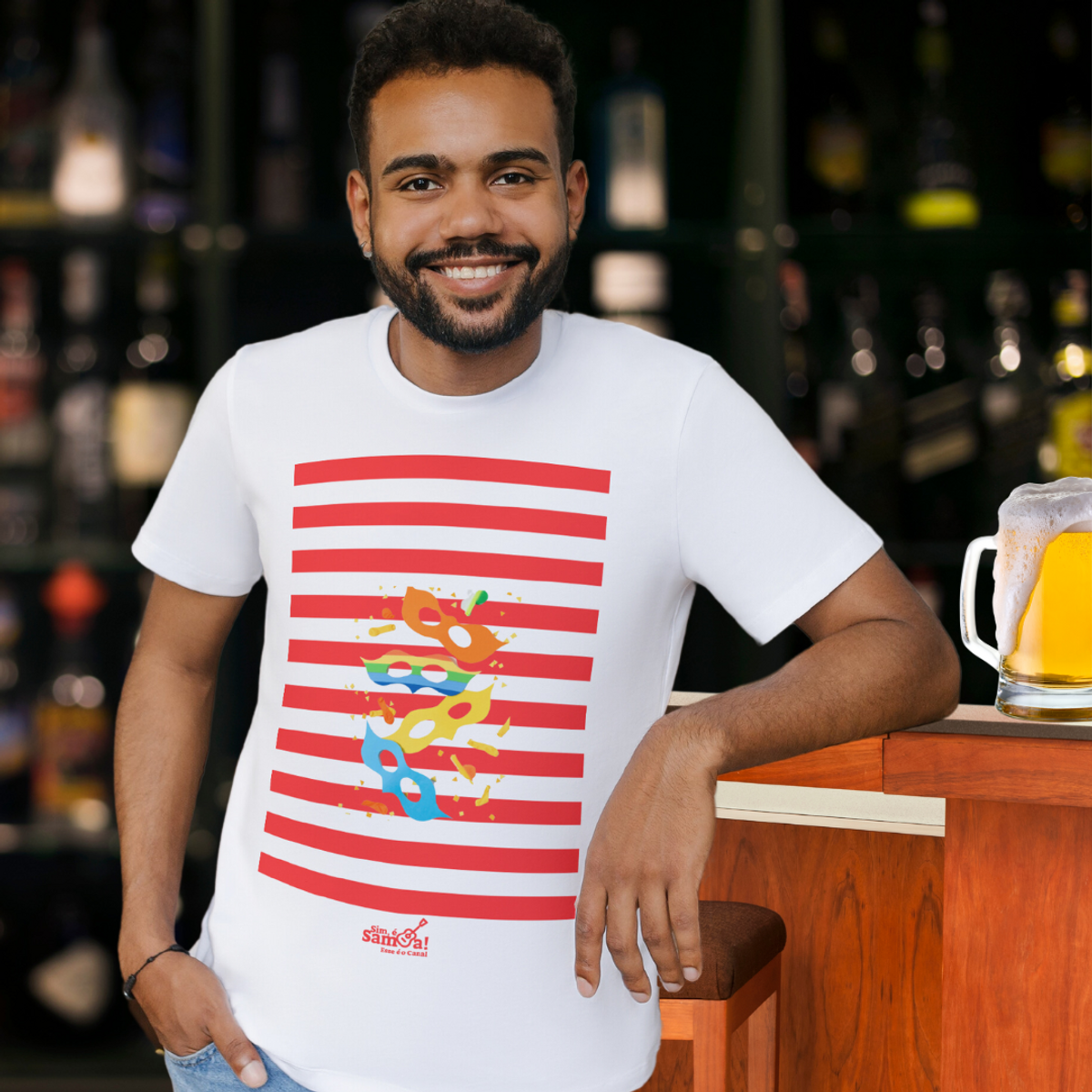 Nome do produto: Camiseta Clássica Masculina - Carnaval Vermelho e Branco