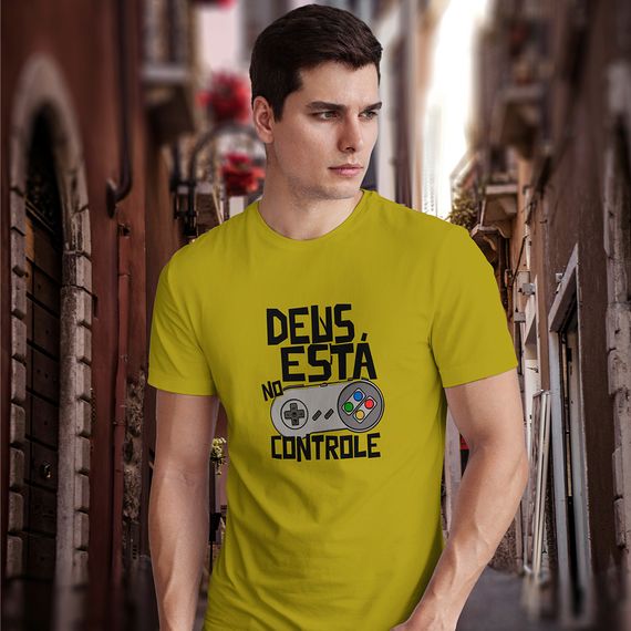 Camiseta masculina - Deus está no controle