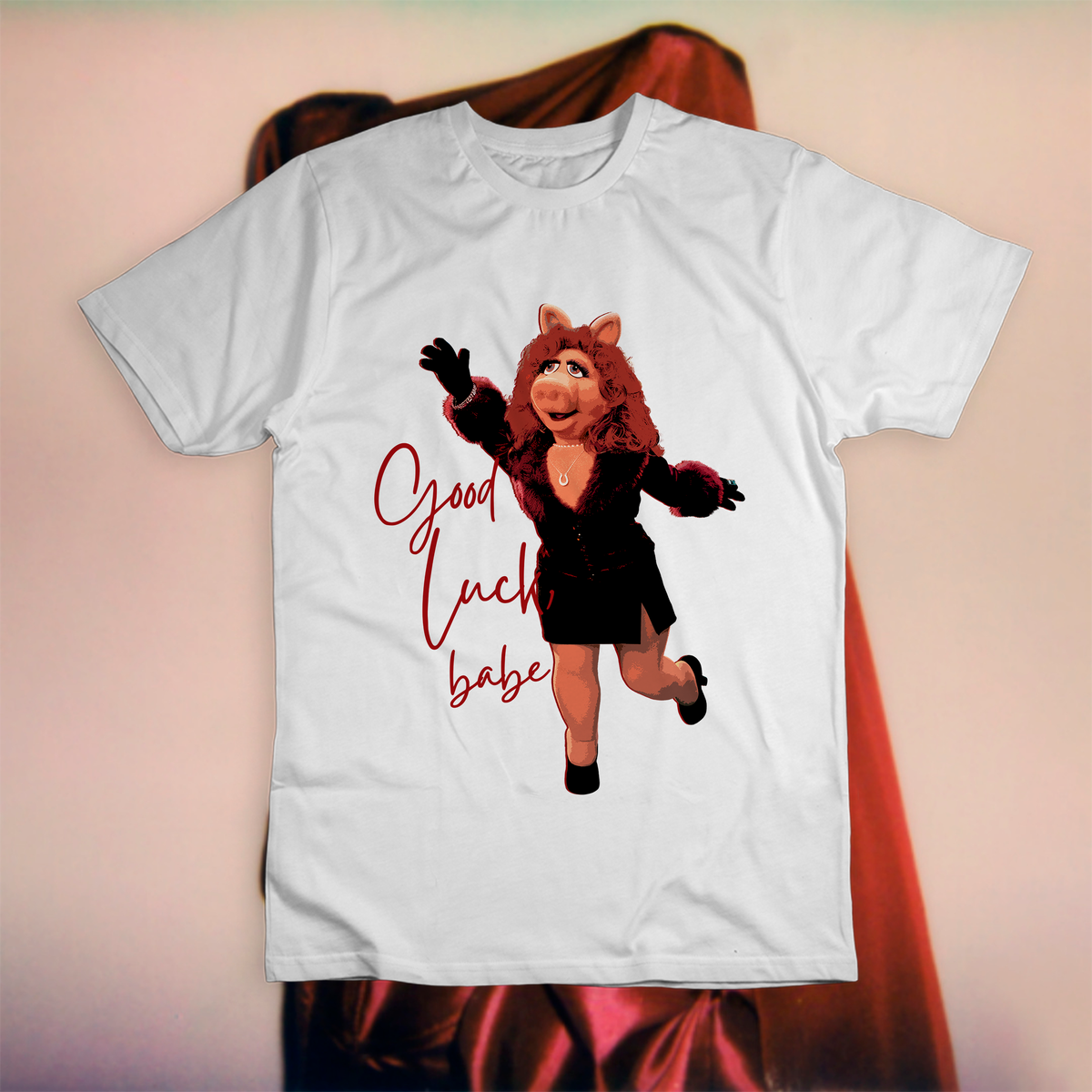 Nome do produto: Camiseta \'CHAPPELL ROAN - GOOD LUCK, BABE (MISS PIGGY)\'