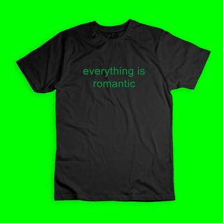 Nome do produtoCamiseta Preta 'CHARLI XCX - EVERYTHING IS ROMANTIC'