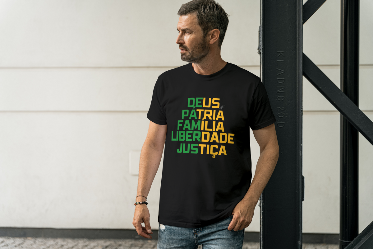 Nome do produto: Camiseta Masculina Preta - Frase Patriota - com assinatura Roberta Brasil