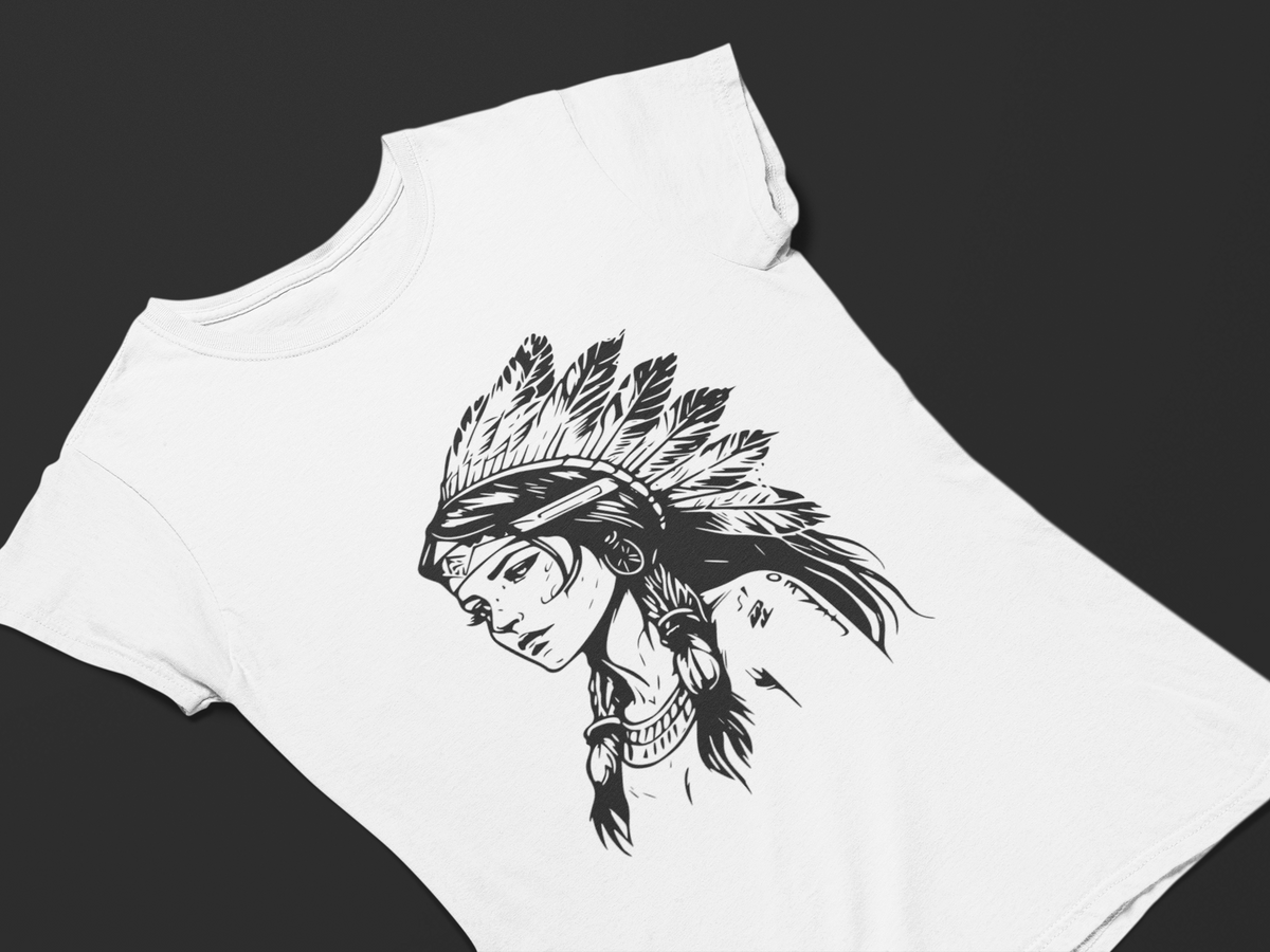 Nome do produto: Camiseta Dizbocado Corte BabyLook - Indígena Apache