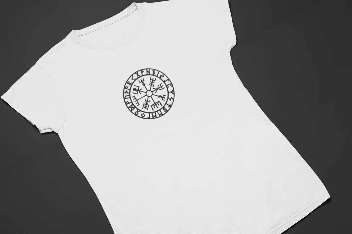 Nome do produto: Camiseta Dizbocado Corte BabyLook - Bússola Nórdica