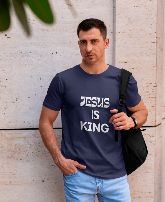 T-Shirt Classic Masculina - JESUS IS KING