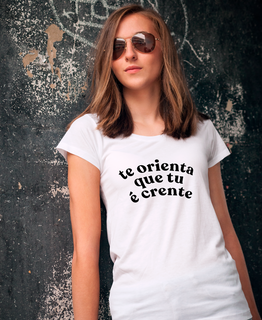 T-Shirt Baby Long Classic Feminina - TE ORIENTA QUE TU É CRENTE 