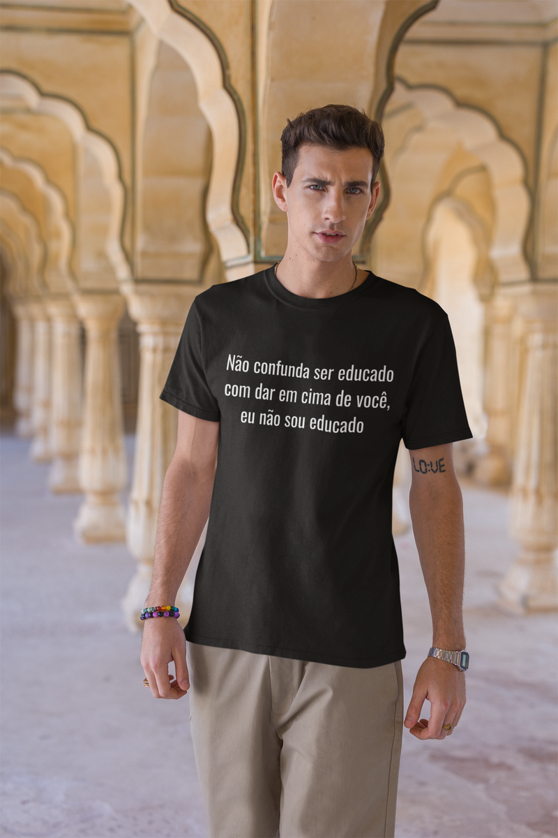 Nome do produto: Camiseta - não confunda ser educado com dar em cima