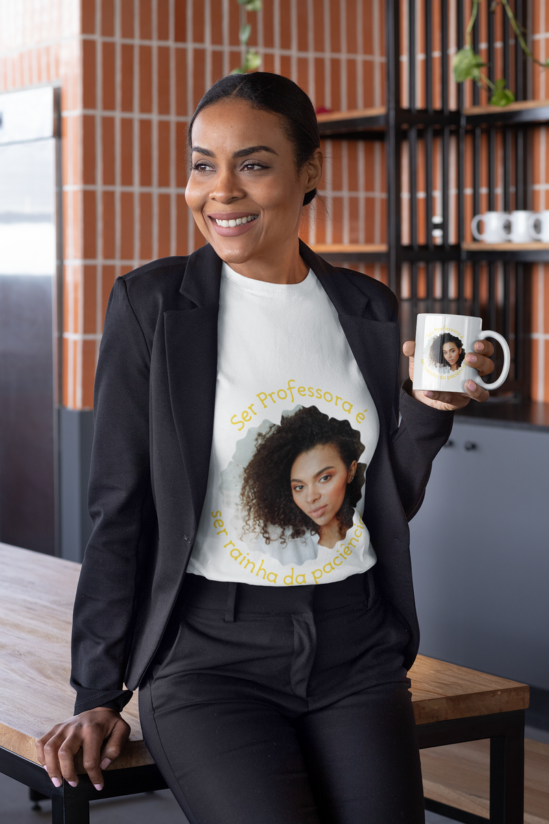 Nome do produto: Camiseta Ser Professora é ser a Rainha da paciência com foto