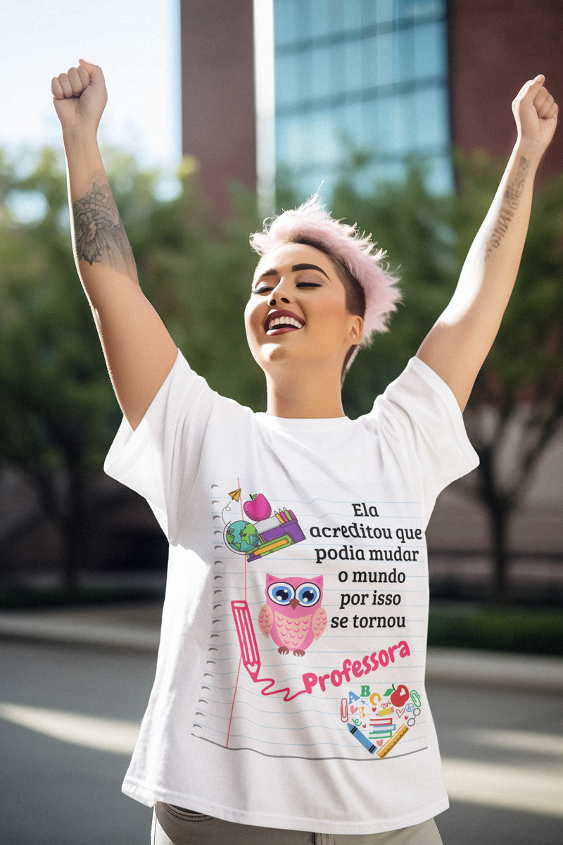 Nome do produto: Camiseta Professora Ela acreditou que podia mudar o mundo