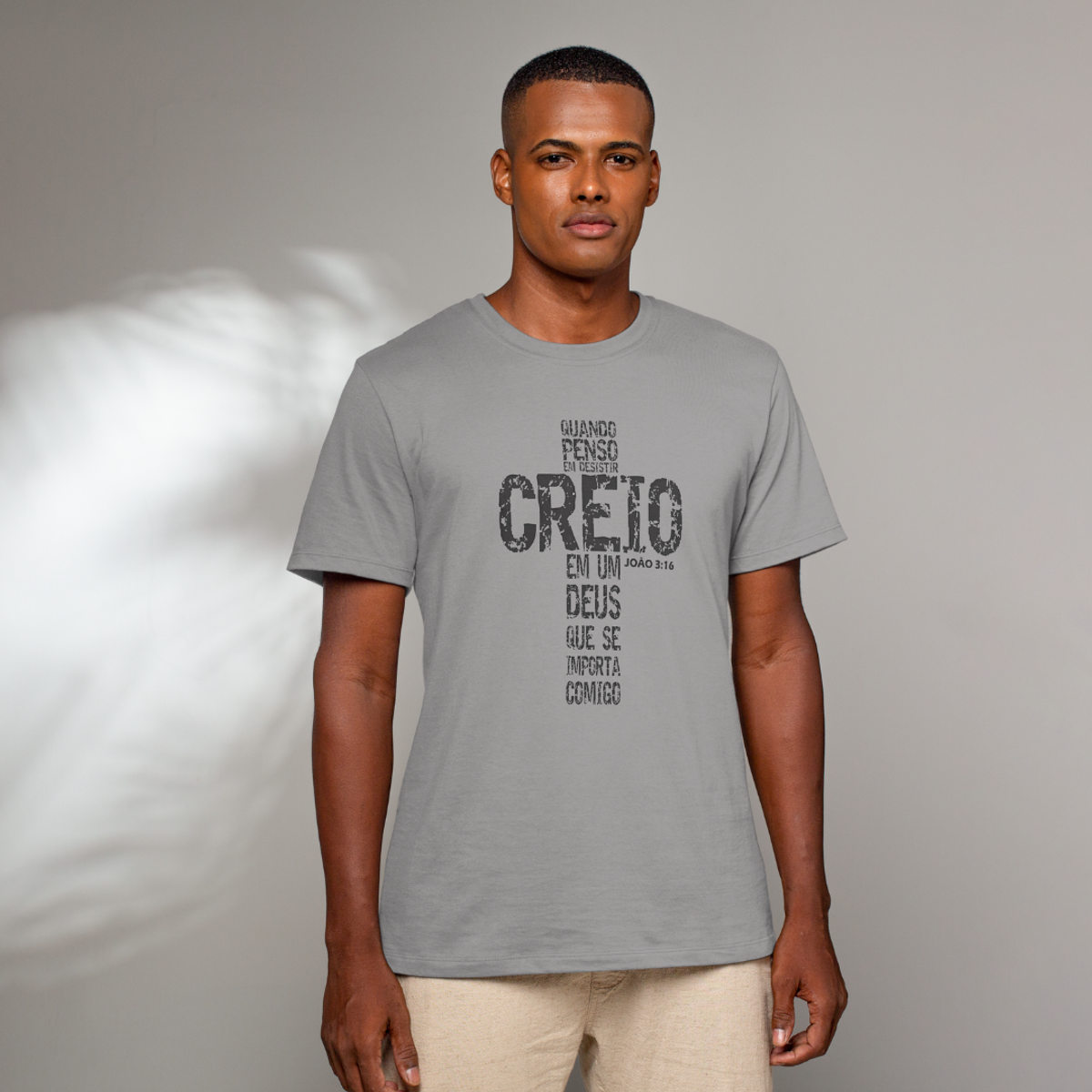 Nome do produto: Camiseta T-Shirt Quality  Quando Penso Em Desistir Creio em Um Deus que Se Importa Comigo - Unissex